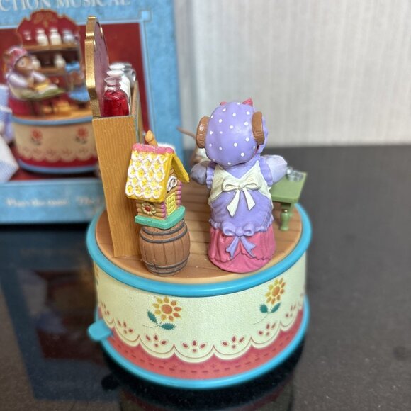 Vintage Enesco Music Box Mice Baking Plays Candy Man Baking Sweet Memories 1995 - Picture 4 of 16